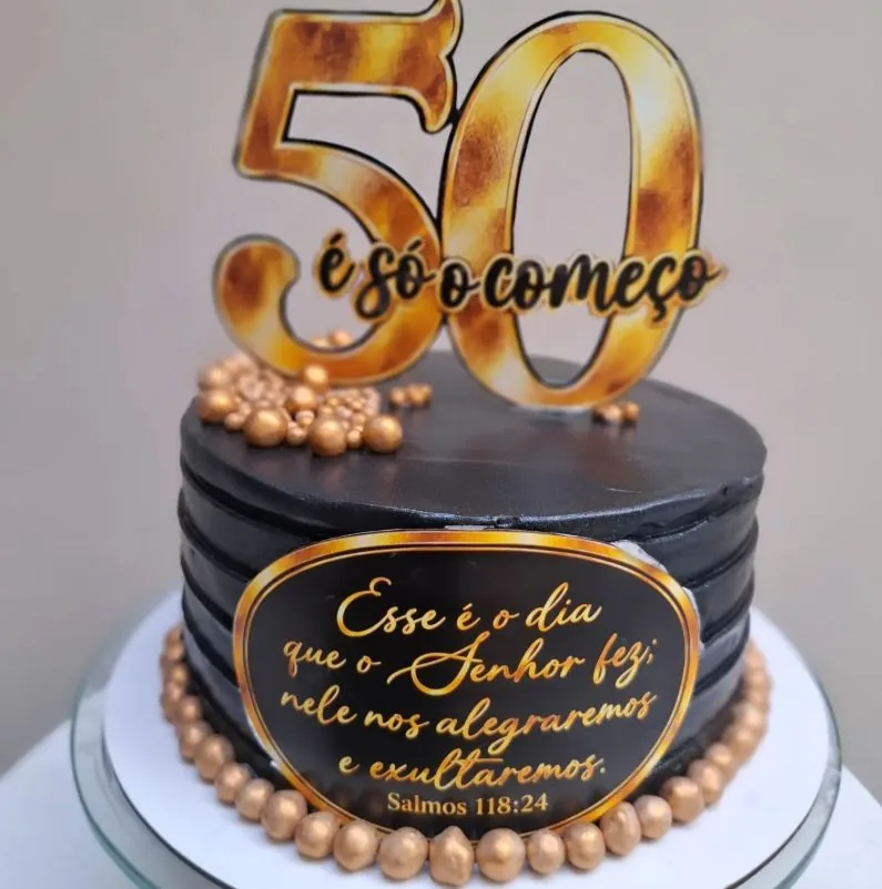 Bolo preto e dourado com topo 50 é só o começo
