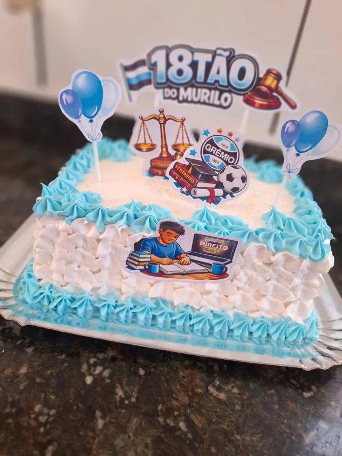 Bolo azul e branco do 18tão do Murilo, tema Direito e futebol