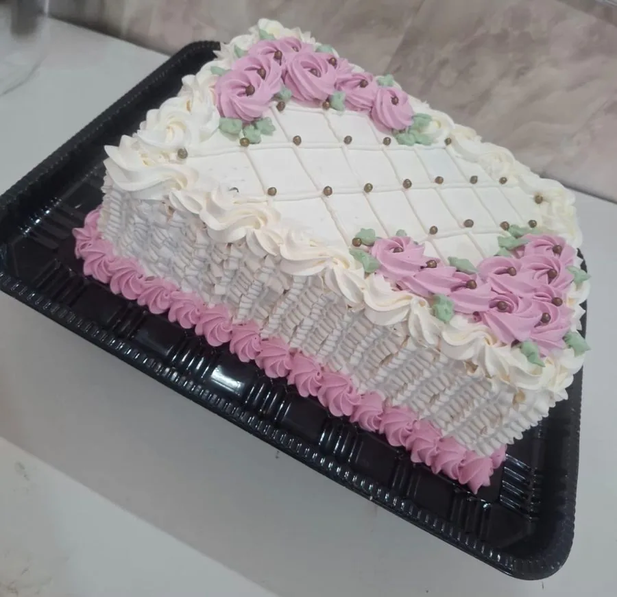 Bolo retangular branco com rosas de chantilly lilás