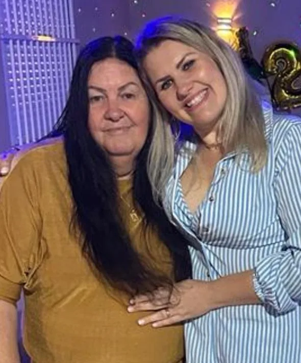 Camila Muller abraçada à mãe, Dona Ana, numa festa de família