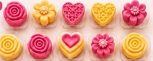 Docinhos modelados em formato de rosas, flores e corações