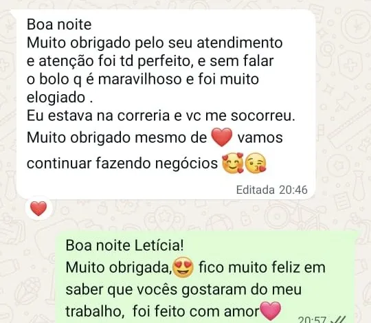 Print de conversa no WhatsApp com a cliente Letícia elogiando a Camila